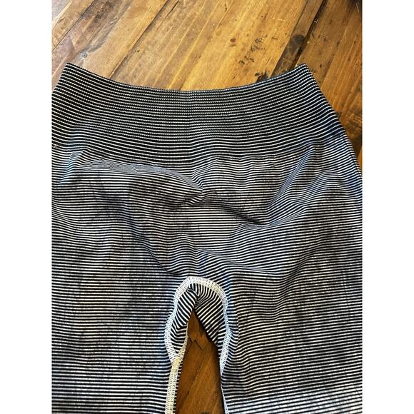 Lululemon Ebb To Train Tight Luna Blue Black White Wash Cropped Leggings Size 4 - Picture 4 of 11